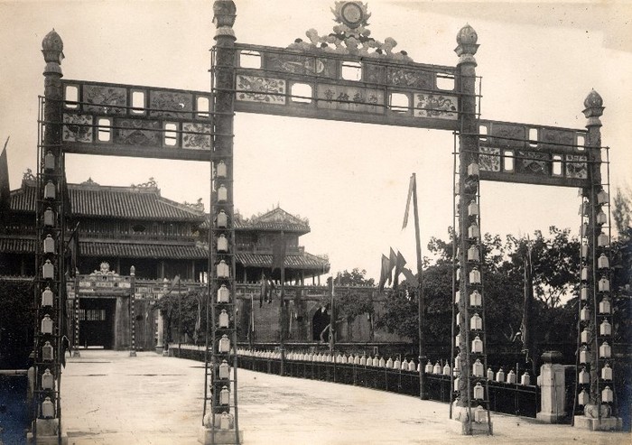 Phía sau cổng Ngọ Môn.